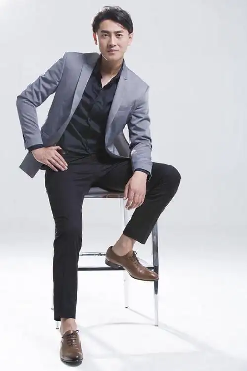 正面,时尚,信心,椅子,北京,中国,亚洲,仅一个男性,仅一个人,灰色背景