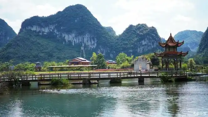 驾驶爱车游览广西靖西鹅泉景区