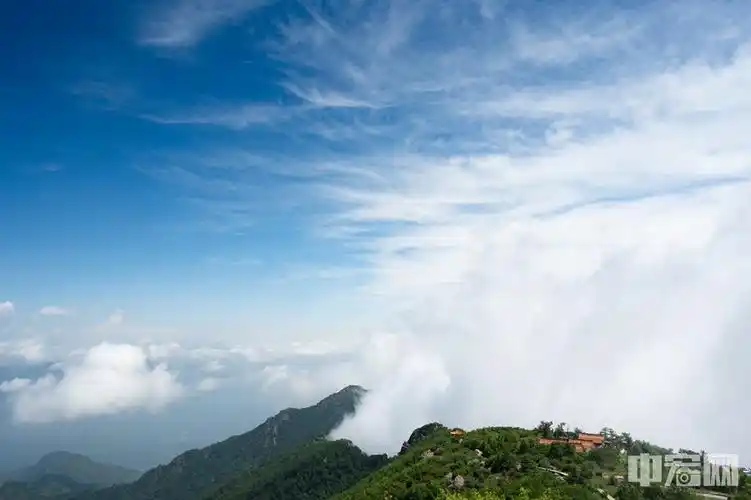 6月12日,北京房山百花山白草畔雨过天晴,出现壮美的云海景观.