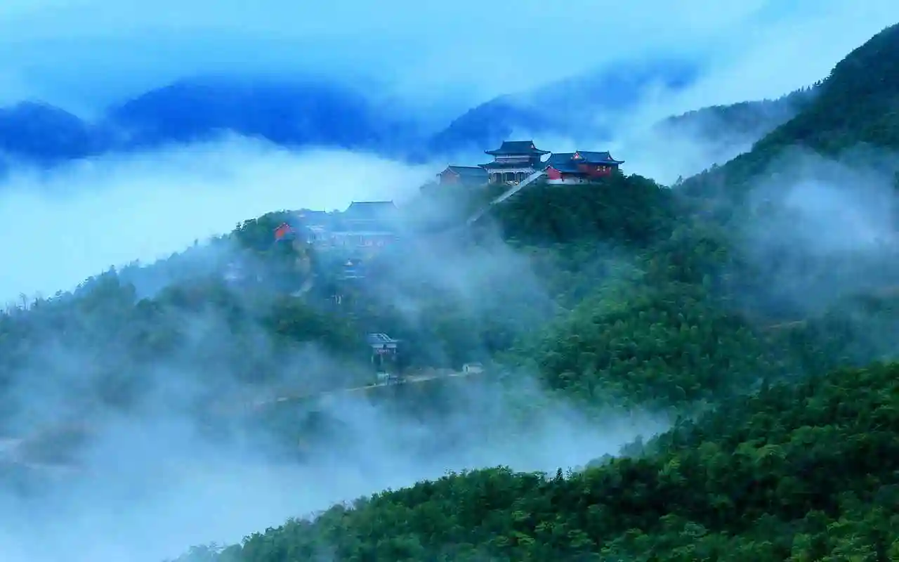 大熊山险峰如林,巨石沙滩,山青水碧,令人心旷神怡,美不胜收