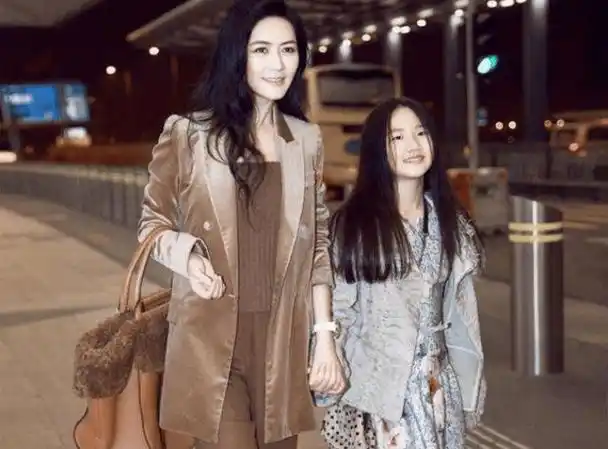 她当红时怀孕,丈夫是谁至今是个谜,女儿12岁长相浮现生父基因_田海蓉