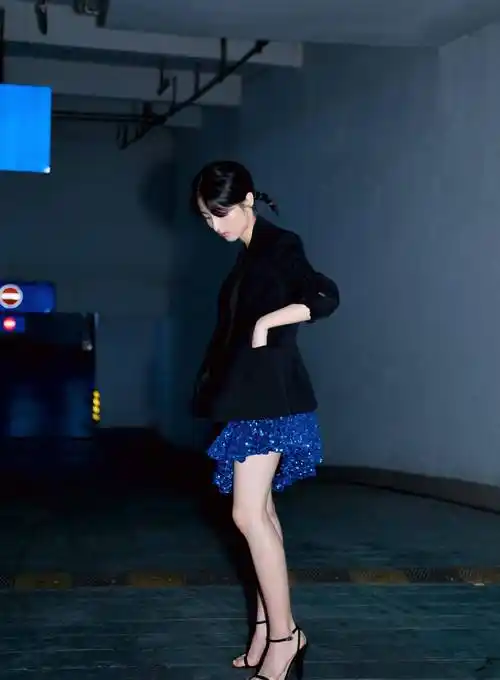 考北电第三名的张子枫,穿吊带裙配西装气质不同,瞬间成熟了不少