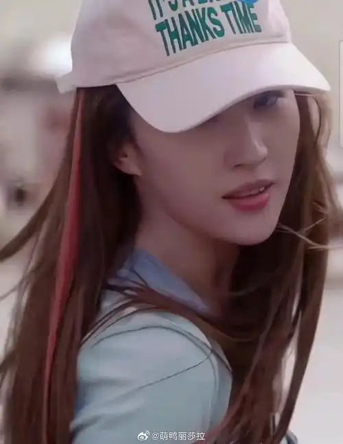 不懂就问,玫瑰是滑着轮滑出场的,这是刘亦菲自己还是替身啊!