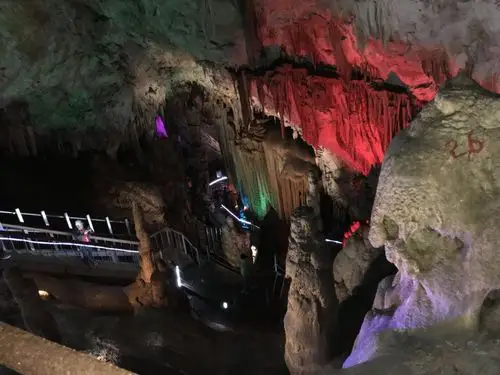 鬼斧神工,千姿百态,天然石花洞,银狐洞一日游.全局工会成员参加.