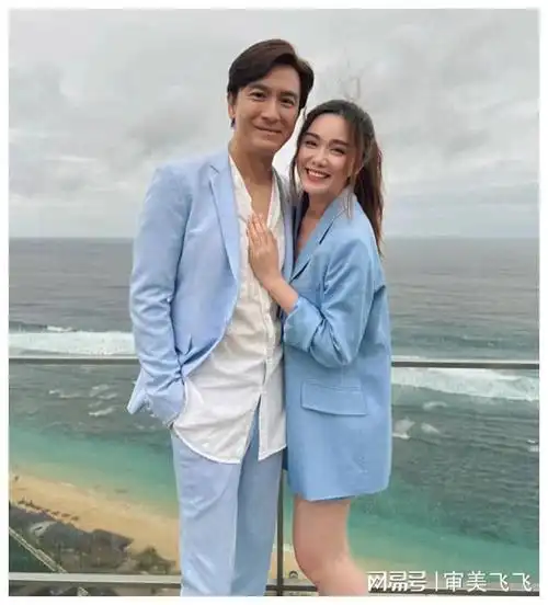 马国明汤洛雯巴厘岛度假,两人甜蜜亲吻脸颊,马国明一脸慈祥