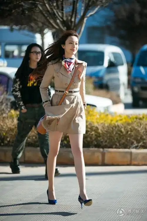 张俪心花路放曝美腿剧照长腿尽显女神范儿