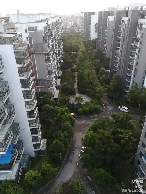 小区楼顶俯拍的瞬间