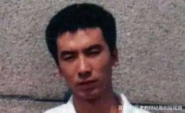 之前有媒体曝光了一个流浪汉,这个流浪汉身扛过肩龙,曾经遭到路人的