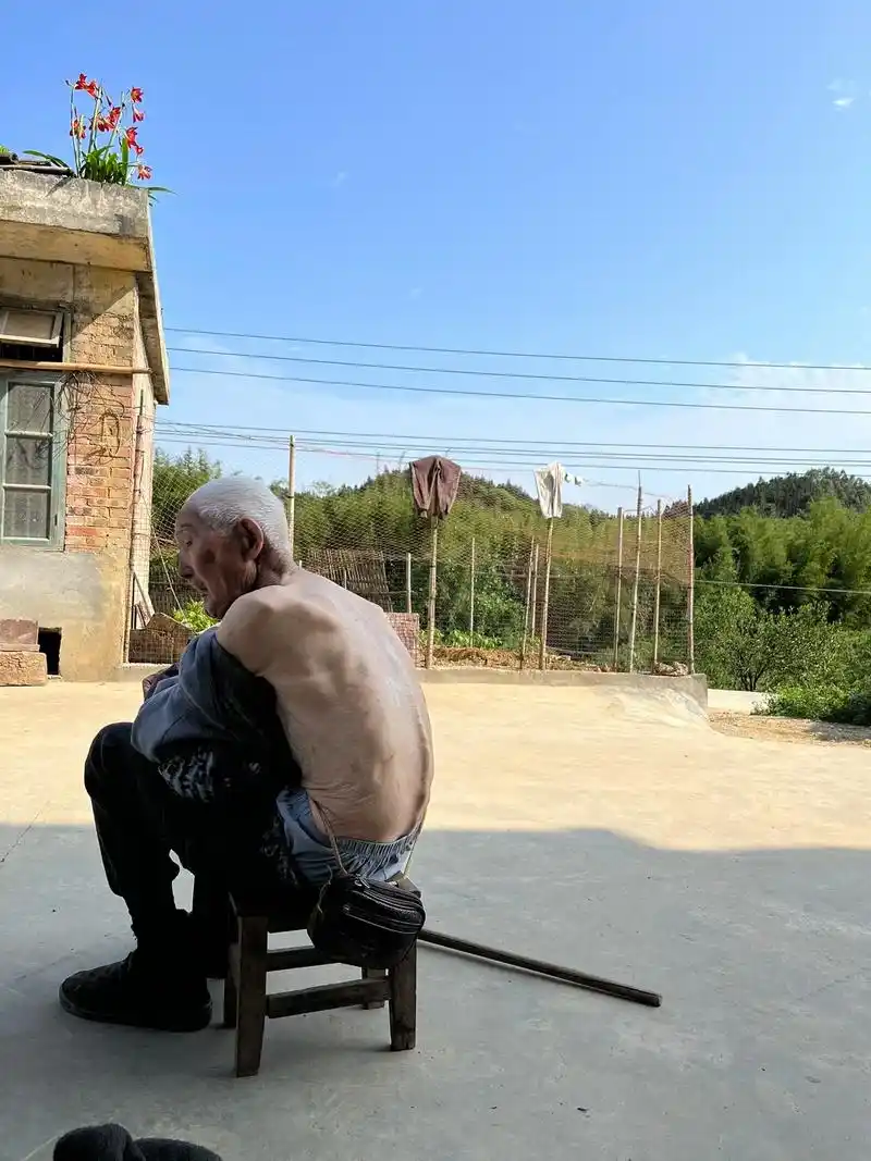 98岁的老人晒太阳.春风 暖阳 花香 蓝天 白云 绿草 欢快 - 抖音