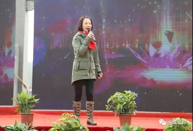 著名歌手霍尊的妈妈仲小萍演唱