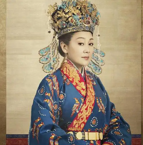 青色打底,黑色修边,金丝绣龙,明朝皇后的衣服有多奢华?