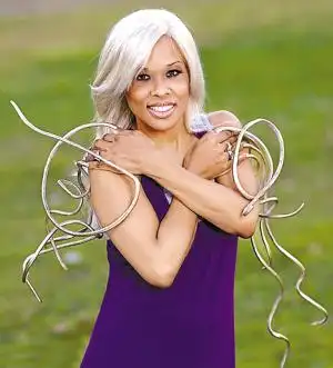 沃尔顿展示指甲,庆祝自己成为世界上拥有最长指甲女性.