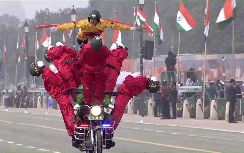 2022印度阅兵之摩托车表演动作完整版:一辆摩托车可以载多少人?