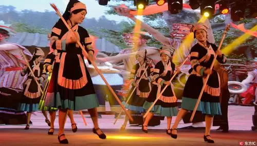 多彩贵州网 - 【组图】贵州望谟:多彩布依文化"舞台秀"