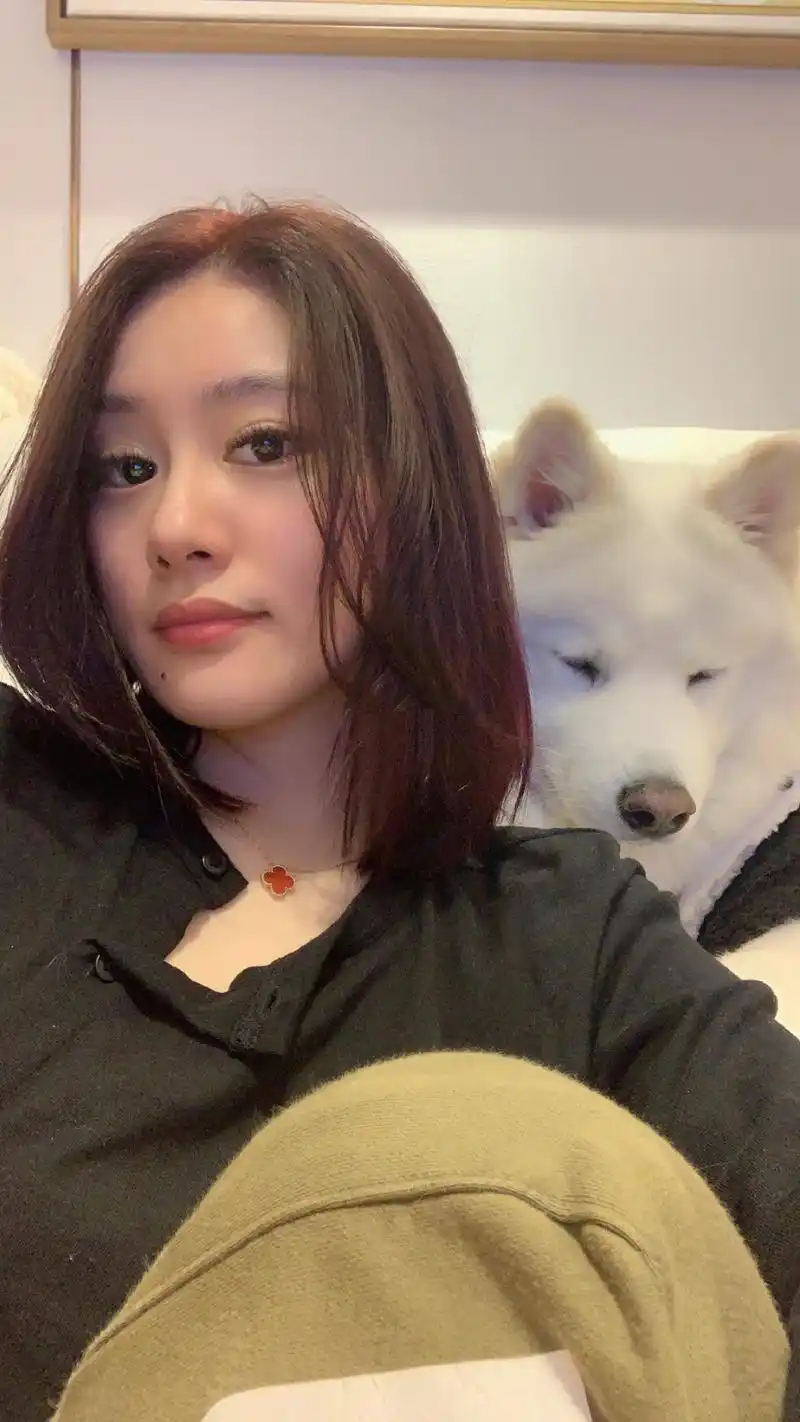 前国脚女儿上围傲人22岁高调示爱富二代这下不怕没钱买房了