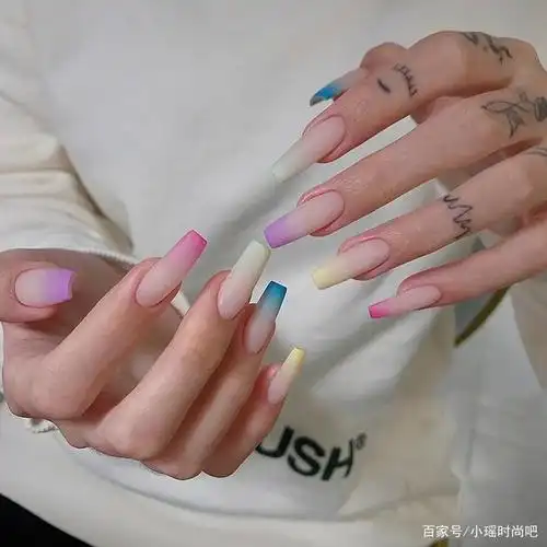 的很适合春天,颜色都吼吼看~而且不挑肤色,不挑风格的莫兰迪色系美甲