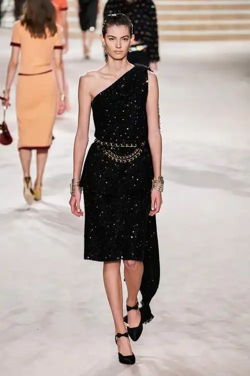 香奈儿(chanel)为求好运而留着的镀金绳轮上的麦穗绣在薄薄的黑色薄纱