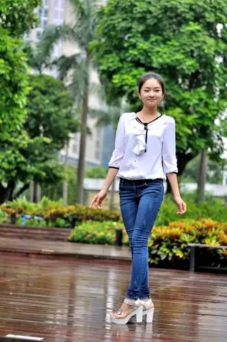 19岁的小精灵姑娘