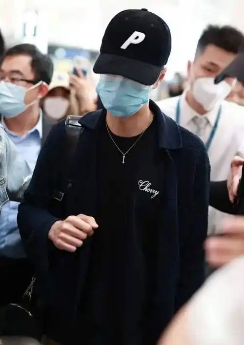 王一博黑衣黑帽现身机场,前往洛杉矶看秀,男人范十足!