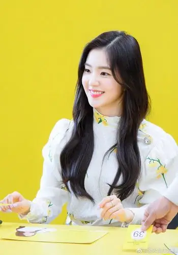 裴珠泫雾霾蓝上衣仙气飘飘红唇惊艳