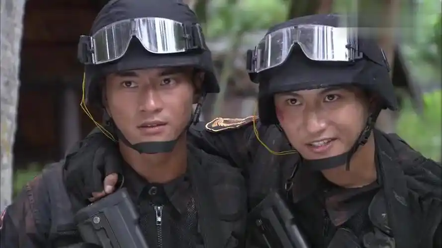 火蓝刀锋蒋小鱼观察入微刚进关卡转身就两枪通过考核