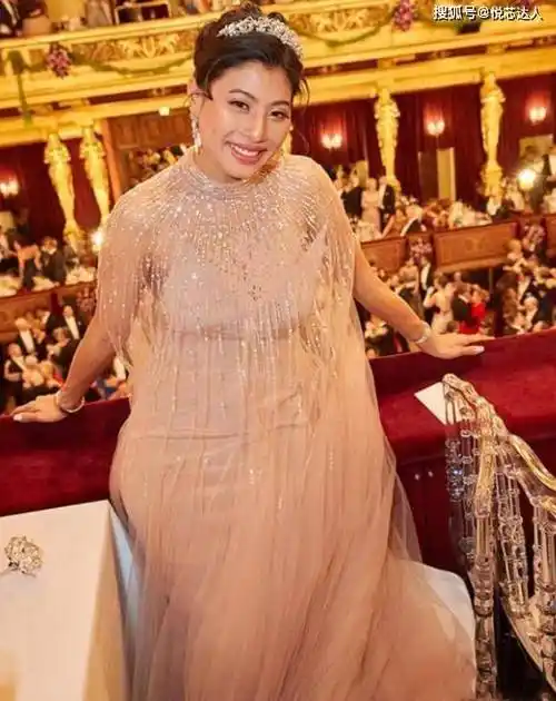 泰国公主穿3年前旧礼服钻石流苏下身材仍粗壮人倒洋气了不少