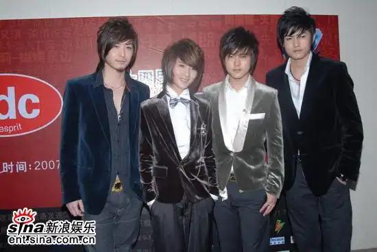 图文:张晓晨和好男儿hero组合阳光自信亮相