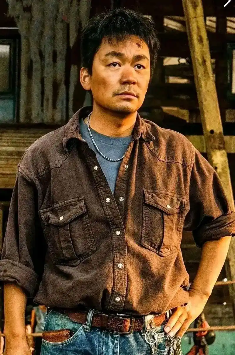 王宝强电影《八角笼中》大火,某国际名导说:"初中生看监视器,导演的