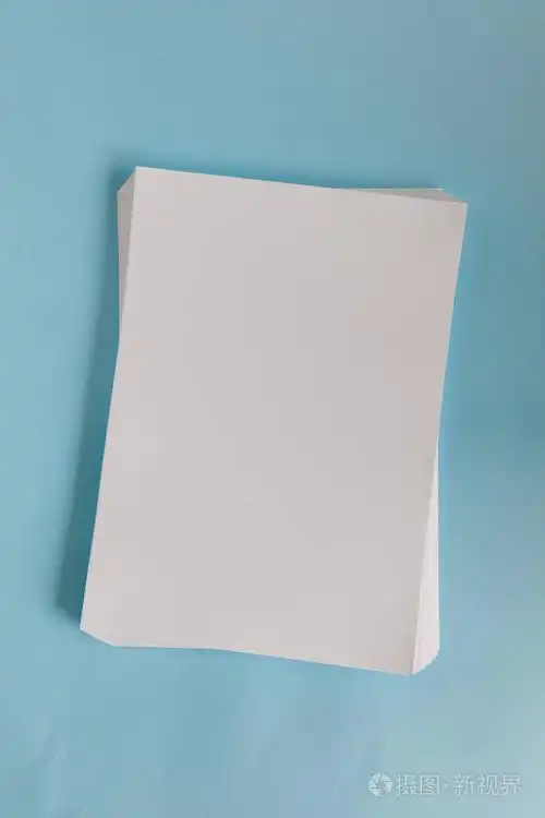 在蓝色背景上的空白办公纸a4模拟