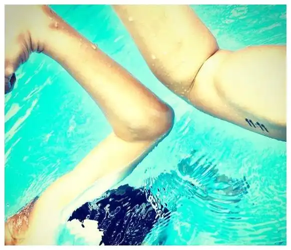 张柏芝晒13岁长子lucas腹肌照,这简直是迷你版谢霆锋