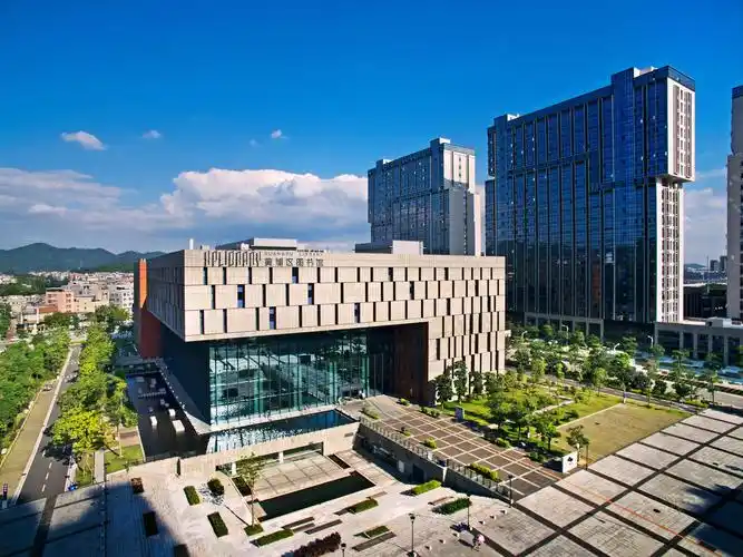 "图书馆之城"如何建?黄埔公交站"变"图书馆,扫码即可读