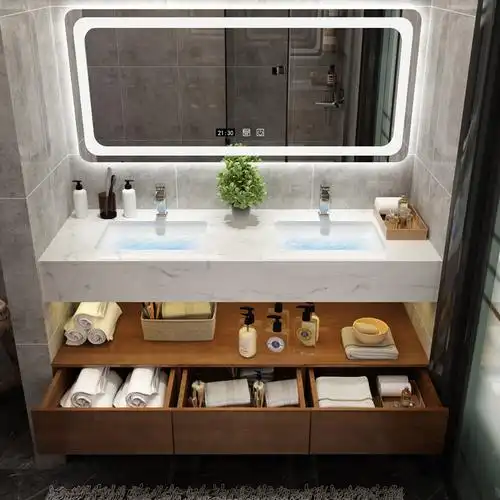 很喜欢这种简单的设计风格,这个浴室柜很好看,颜色很正,质感也很好