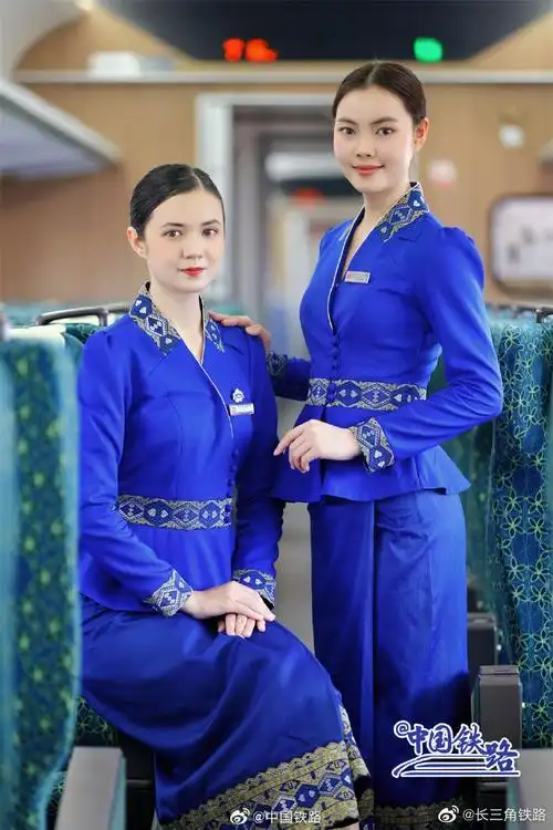 中老铁路新制服亮相##钢铁丝路好风光