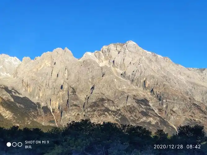 主峰扇子陡海拔5596米,常年在云雾缠绕之中,是一座未被征服的处女峰