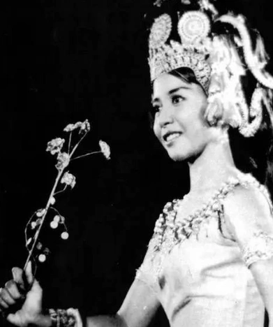 西哈努克夫人西哈努克娶6个妻子不乏小姨表妹莫尼列太后终结了国王的