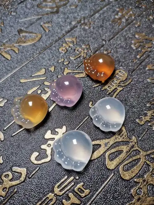 天然玛瑙吊坠玉髓冰透项链小巧熊掌精致礼物玛瑙小挂件