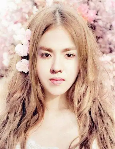 有人认得出下面这位酷酷的少女是谁吗?没错啦,就是张艺兴!