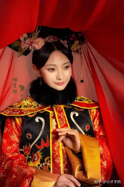 清朝的唇妆主要分为两种:一种是上唇涂满,下唇只在中间位置点上一点