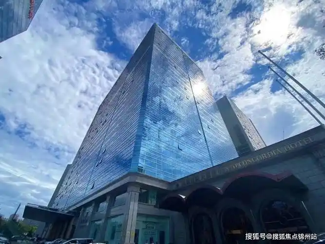 8平方米公顷,总建筑面积近60万平方米,其中商业36万,酒店公寓5万,写字