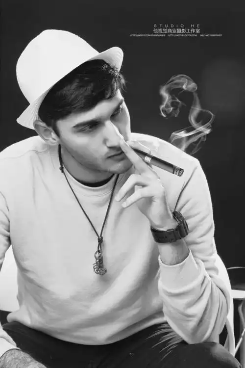 这个抽烟的姿势很酷