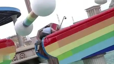 勇者大冲关: 柔弱女生闯关展现身材优势, 落水瞬间我心都碎了!