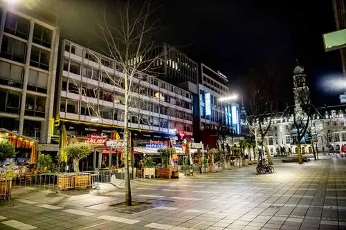 荷兰全国实施宵禁 夜晚街头空荡荡