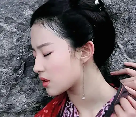 灵儿啊 乖巧懂事善解人意,长的可爱不说性格还很好,对你情有独钟还非