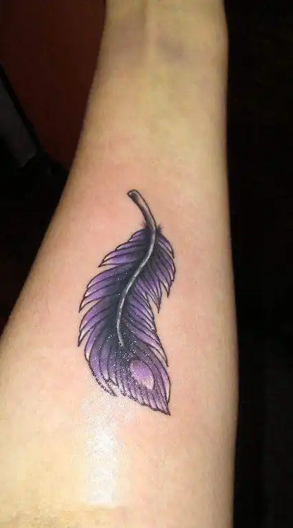 女生手臂上彩绘渐变简单线条轻柔羽毛纹身图案