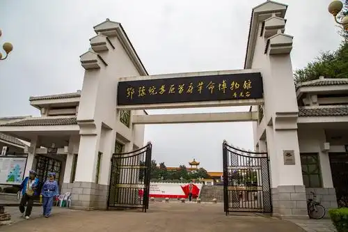 《走进大别山革命老区》