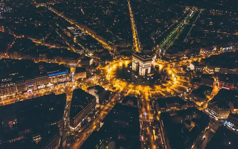 空中看巴黎凯旋门和周边建筑夜景灯光