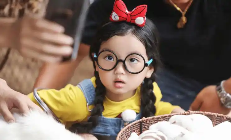 9岁阿拉蕾近照曝光,退出银幕减少活动,生活日常分享惹人心疼_董力