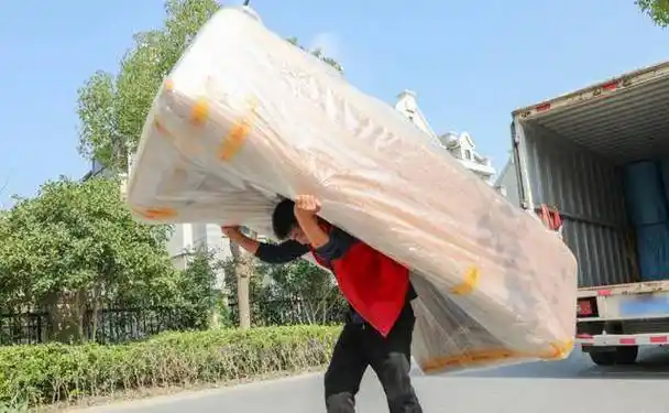 农民工扛50袋水泥上6楼,给300块还嫌少?是"飘了"还是另有苦衷?