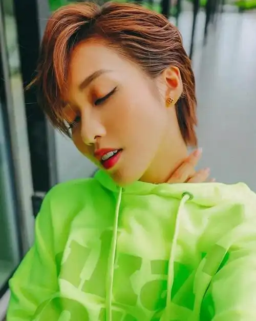 运动风套装也是可以轻松驾驭这款短发造型!