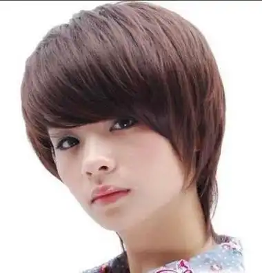 很适合方脸女生的一款短发发型,厚重的斜刘海,下边削岁的发丝,超帅气